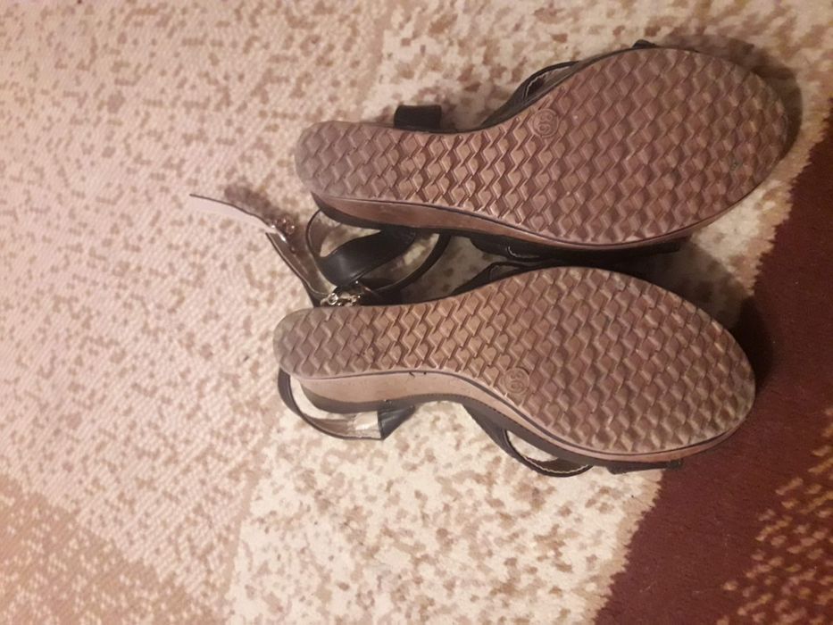 продам сандалі для дівчини розмір 36