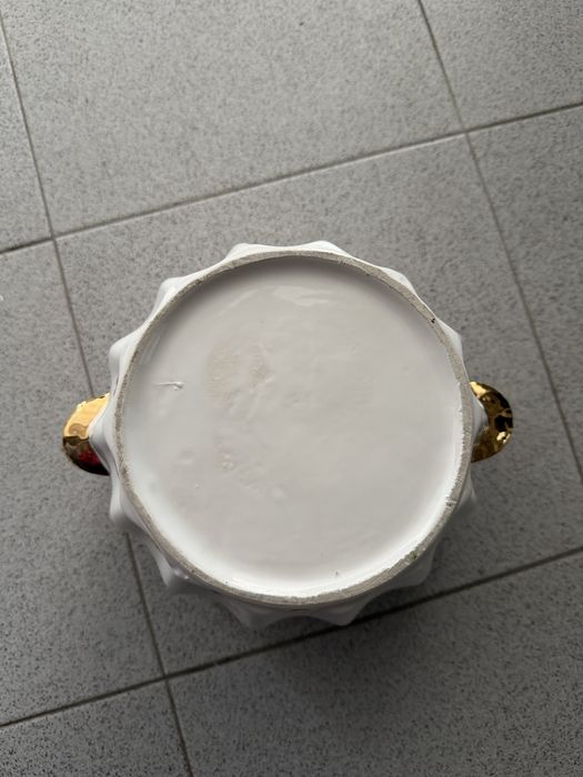 Vaso decorativo em cerâmica branca com detalhes dourados