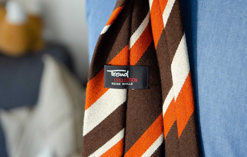 Brązowy wełniany krawat Trend Collection, 100% wełna, regimentalny, pasy, pomarańczowy