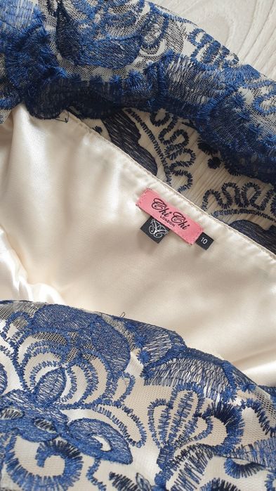 Elegancka sukienka Chi Chi London – tiul, koronka, ecru