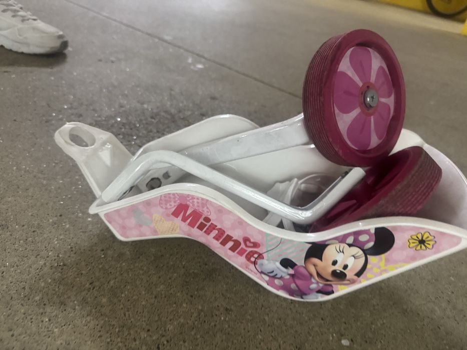 Bicicleta da minnie mouse com capacete,rodinhas e cestim pequeno