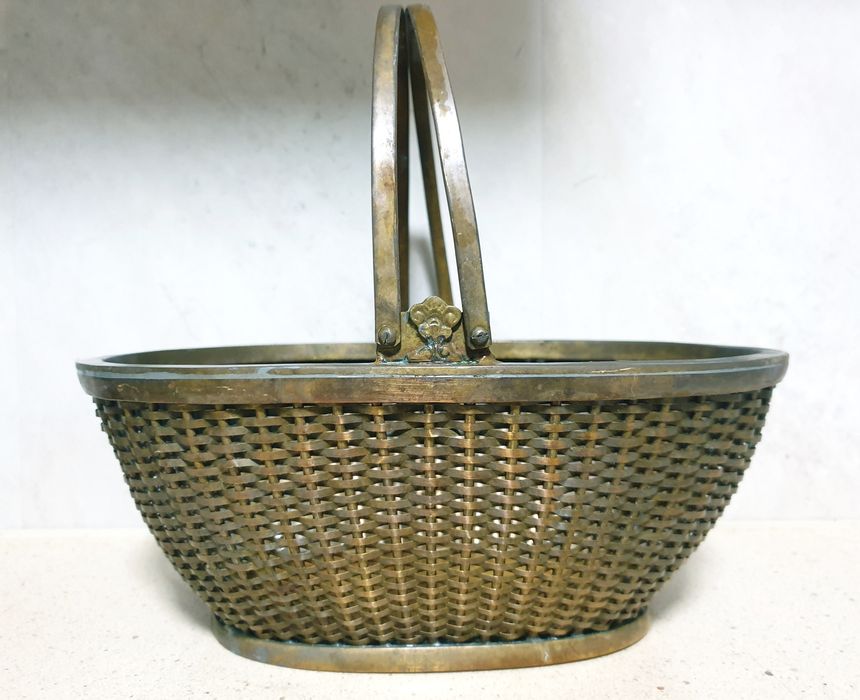 Fantástico grande antigo cesto em latão