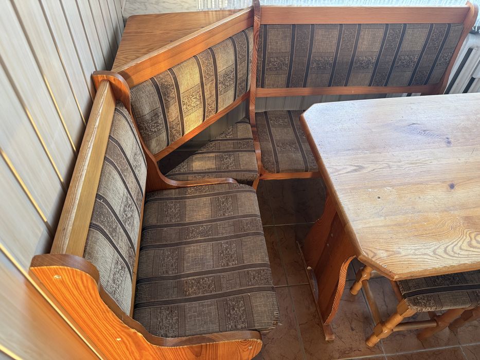 Zestaw rogówka kuchenna, stół i taborety