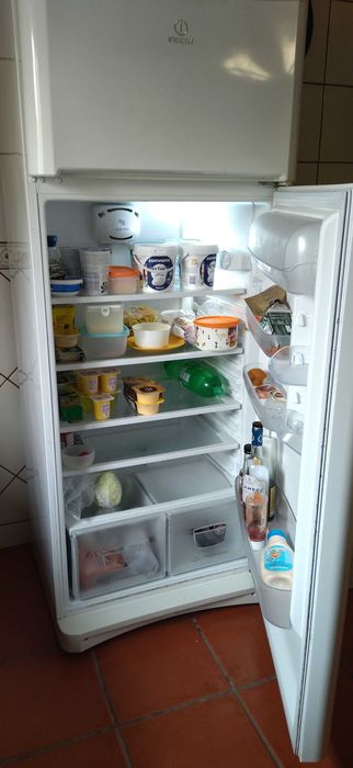 Frigorífico Indesit, como novo.