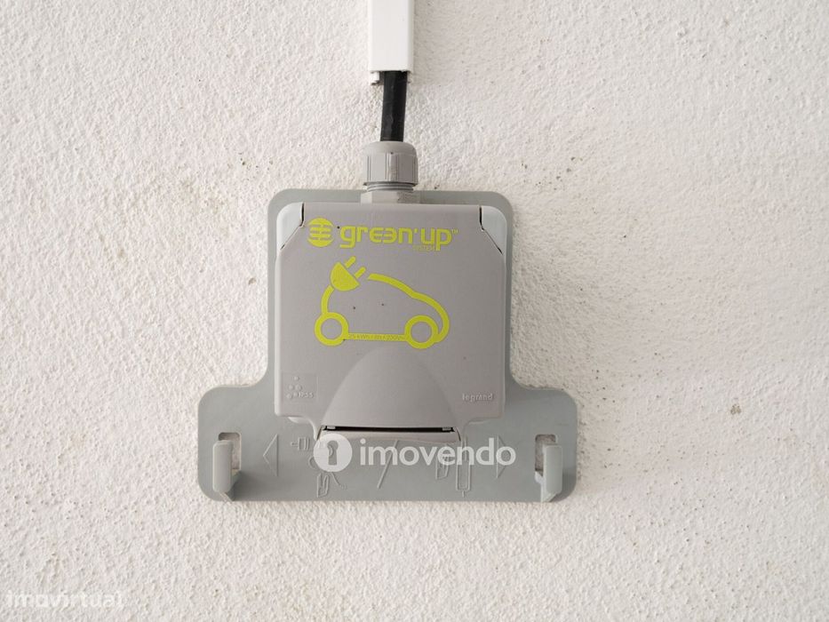 Moradia T6 com jardim, terraço e garagem, em Rio de Mouro