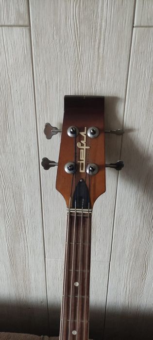 Gitara basowa defil