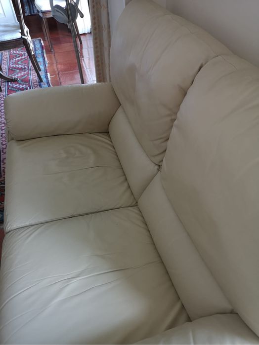 Sofá em pele cor bege de dois lugares