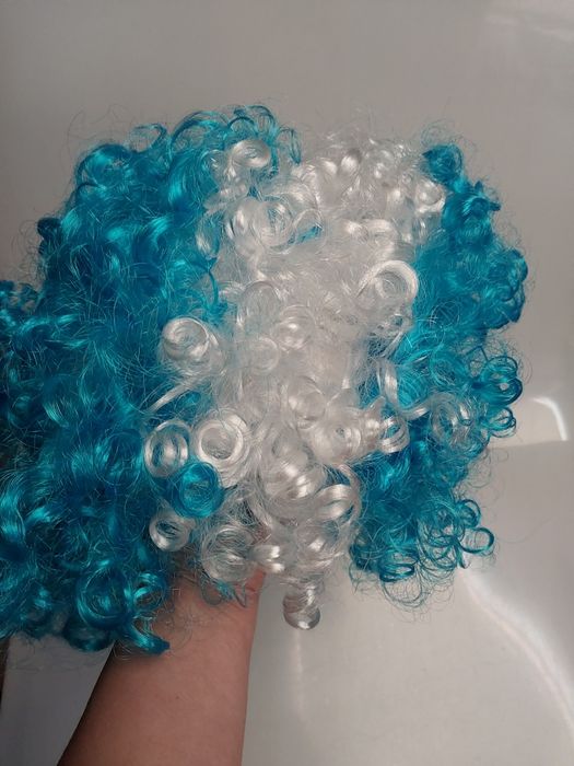 Peruka biało niebieska loki przebranie klauna