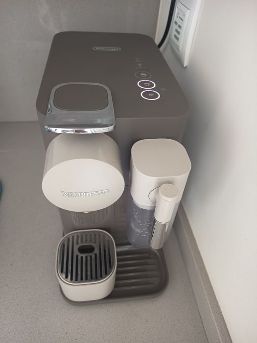 Máquina café Nespresso latissima one