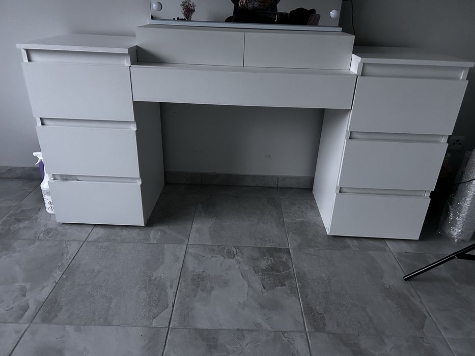 Biala toaletka bez lustra