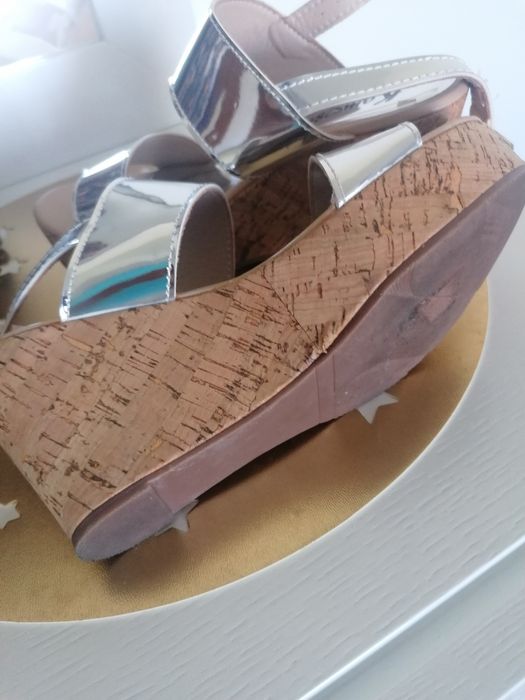 Sandália alta prateada