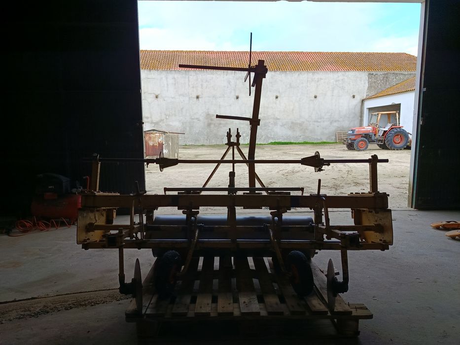 Máquina de espalhar plástico.