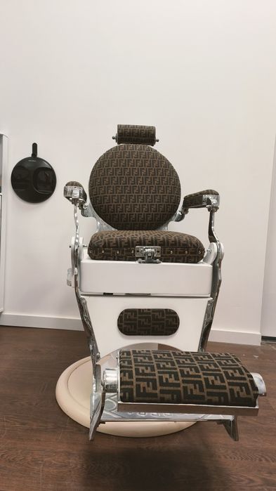 Cadeiras Barbeiro restauradas e personalizadas da marca FENDI