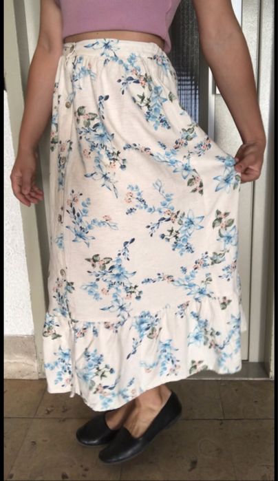 Saia maxi florida em azul e branco