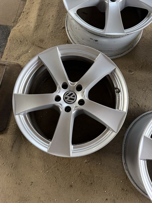 Felgi aluminiowe Dezent ET 30 8jx18” 5x112 Audi Skoda Seat VW