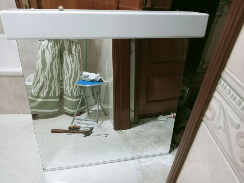 Móvel de casa de banho com espelho