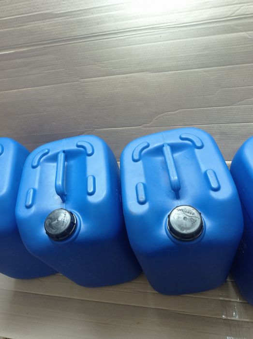 Канистры пластиковые 25л. и 20л.