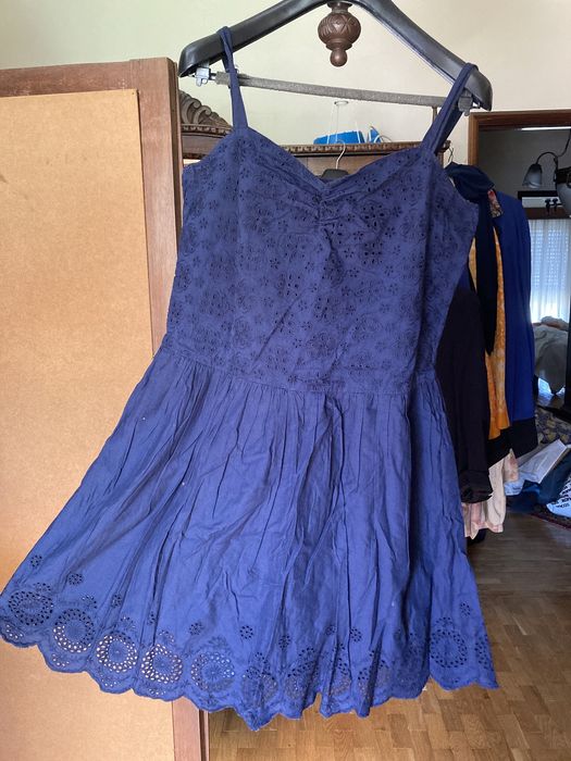 Vestido azul e saia vermelha