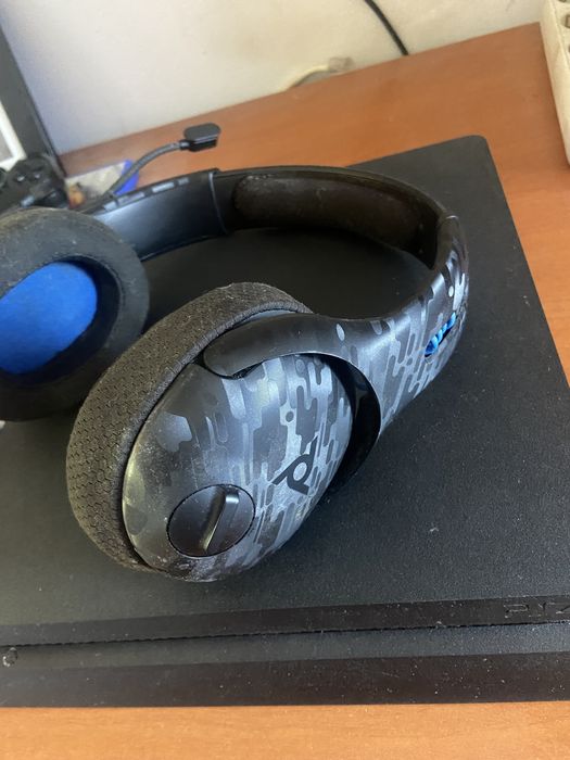 PlayStation 4 com 2 comandos e jogos