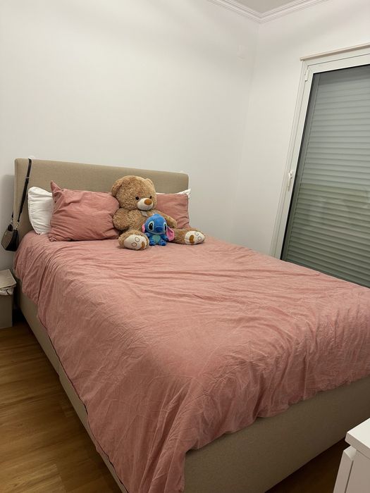 Cama estofada com arrumação de 4 gavetas