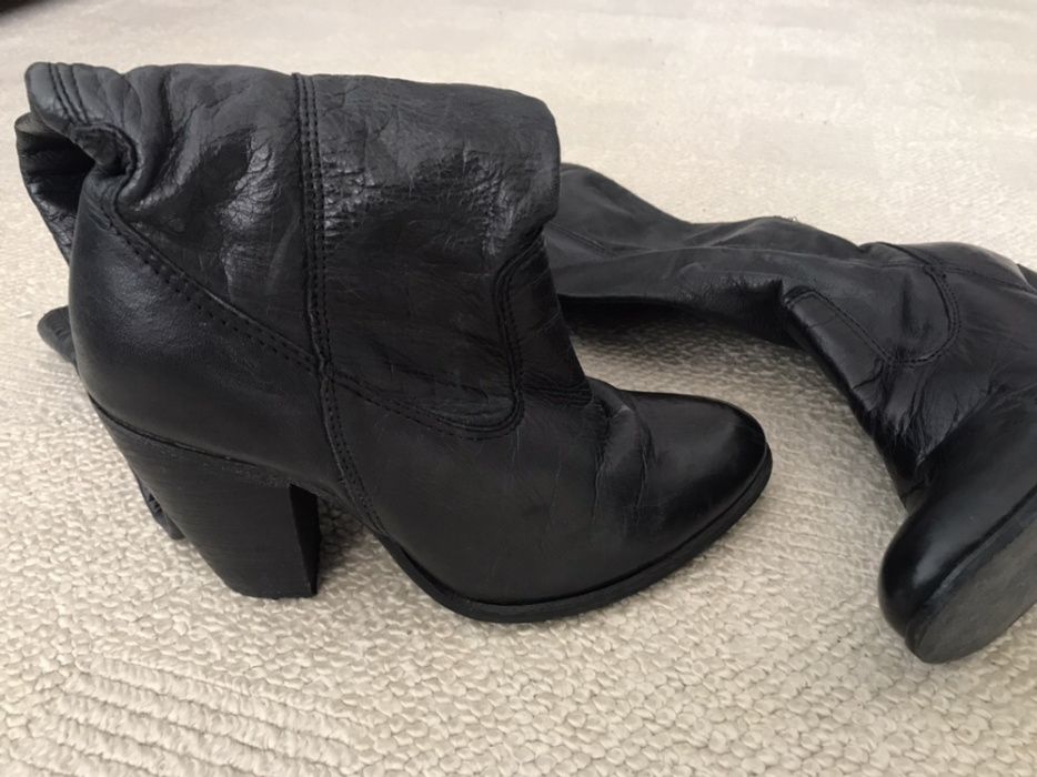 Botas pretas em pele