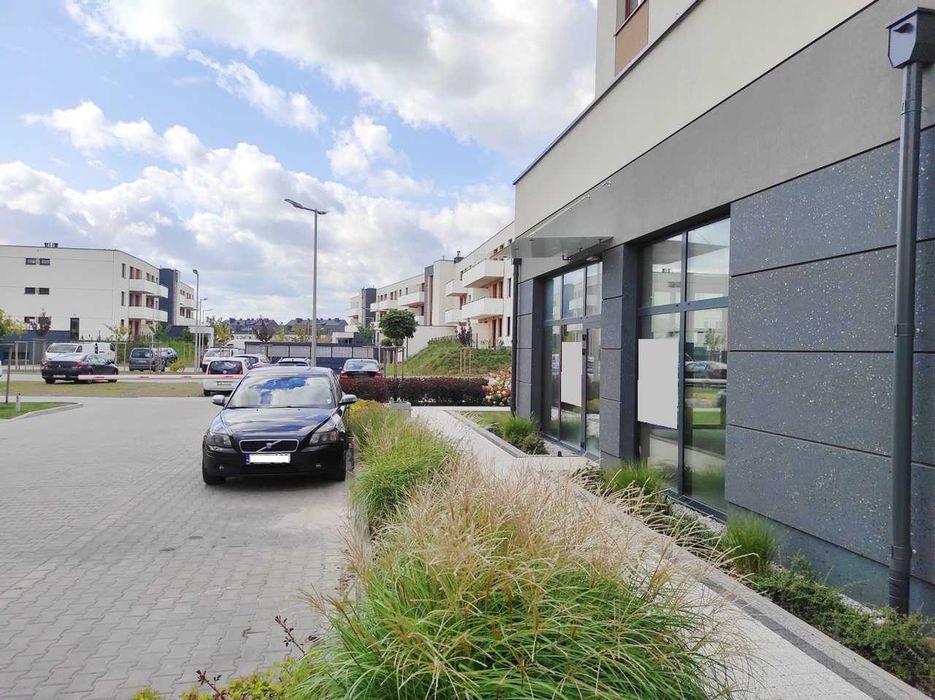 Okazja! Lokal 61m2 w nowym bloku, duże witryny, miejsca postojowe.