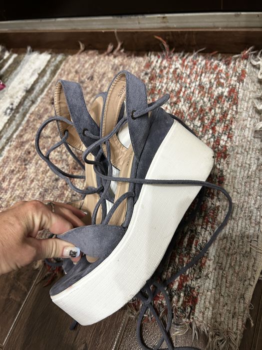 Босоножки на танкетке