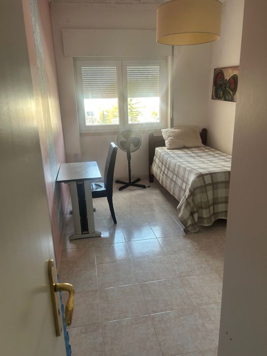 Quarto para arrendamento na Costa da Caparica entrada imediata.