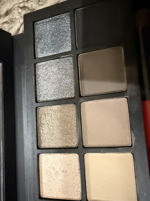 Мінеральна пудра, консилер, бронзер Lily Lolo, Youngblood, стік Rare Beauty, палетка тіней Smashbox для проблемної шкіри