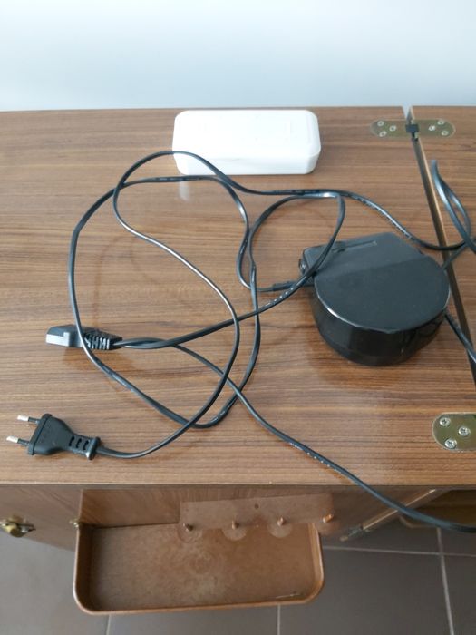 Máquina de costura com móvel