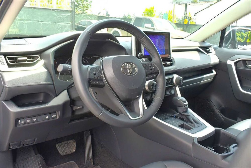 Toyota RAV4 XLE Premium      2024