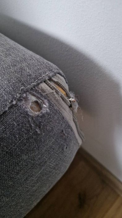 Szara sofa z funkcją spania