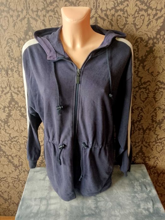 granatowa bluza z kapturem