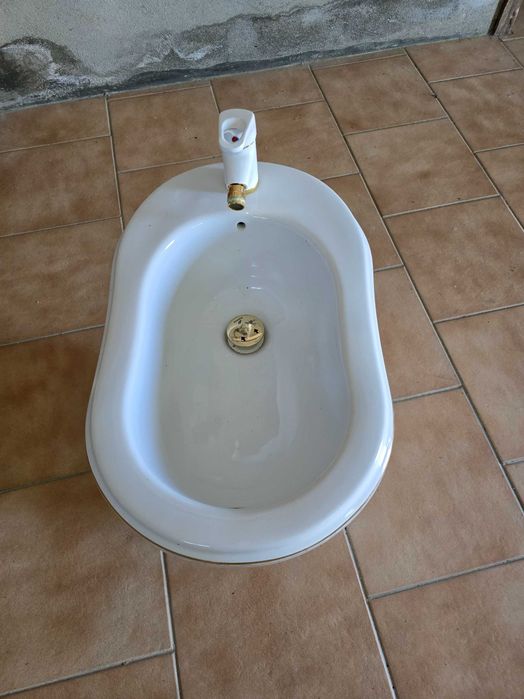 Bidé branco e dourado