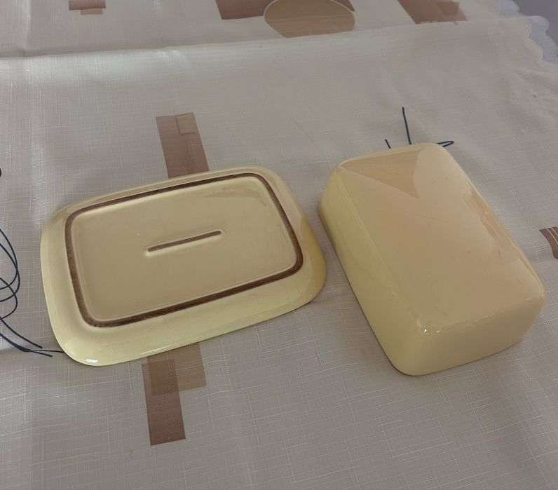 Manteigueira amarela de cerâmica
