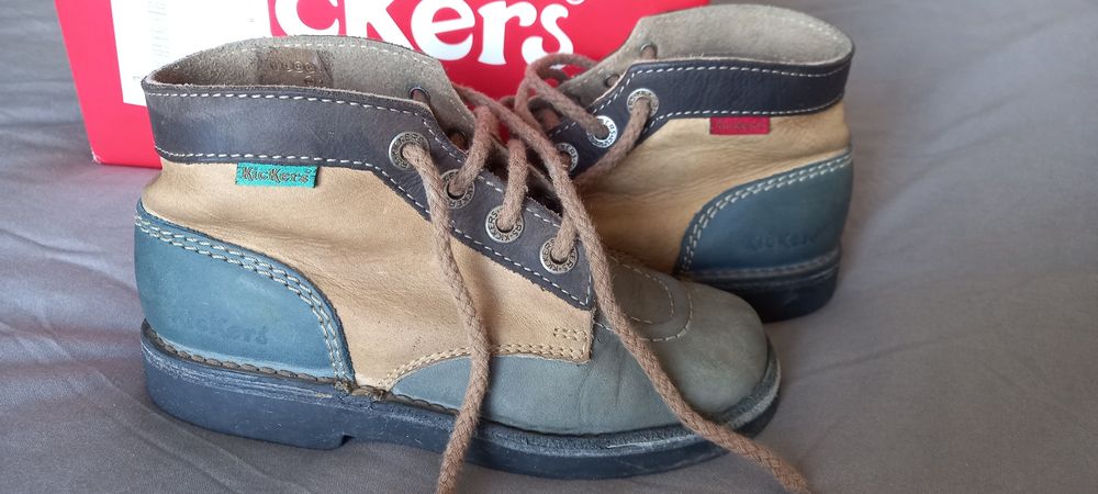 Botas de pele de menino