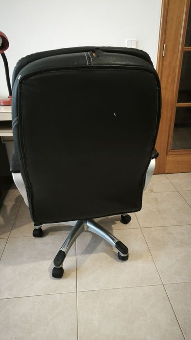 Cadeira de Escritório / Secretária Preta (Para Peças ou Uso Baixo)
