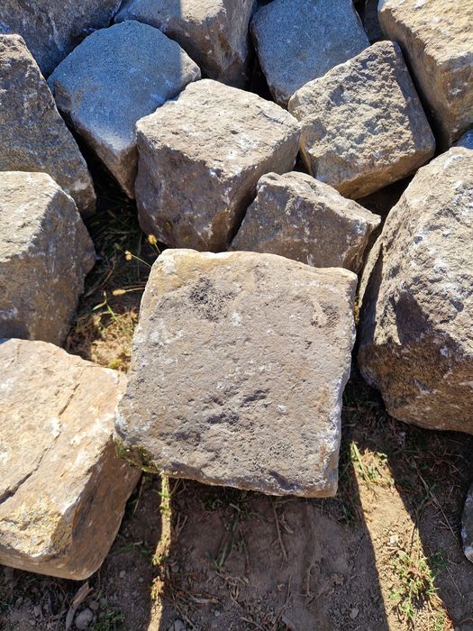 Kostka granitowa duża 20 cm+ z rozbiórki – 250 zł/t