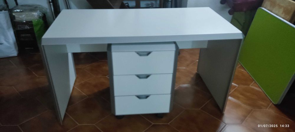 Secretária com  armário e gavetas com chave como novo64553109362433123