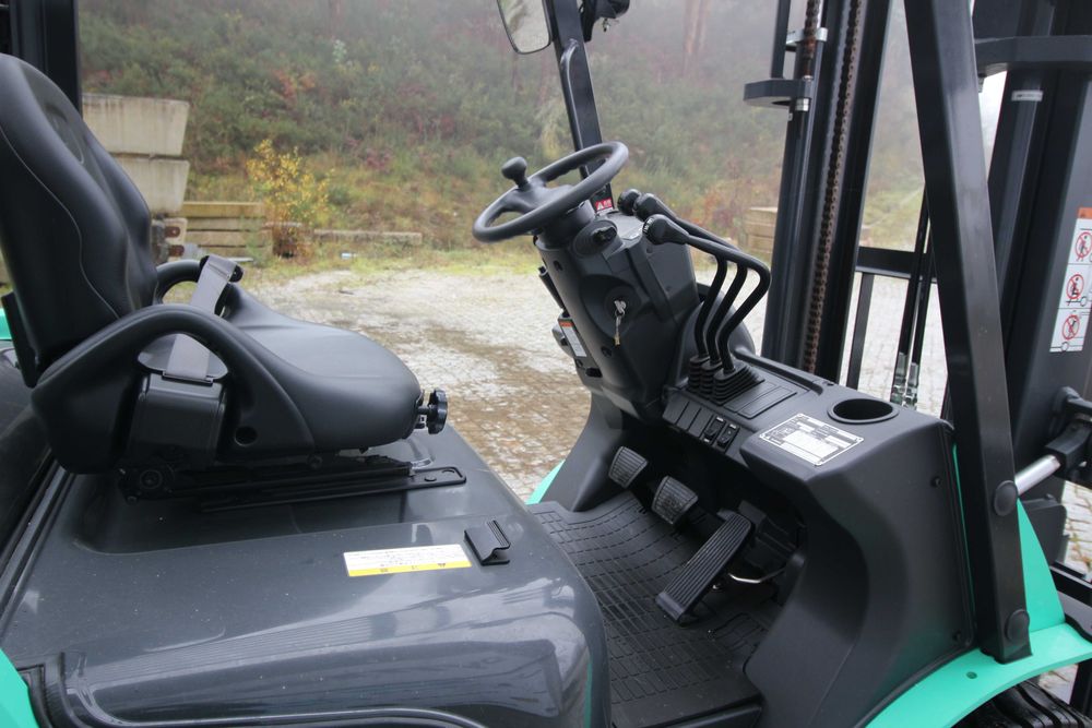 Empilhador  Mitsubishi FD25  (novo)  ZERO HORAS TRABALHO