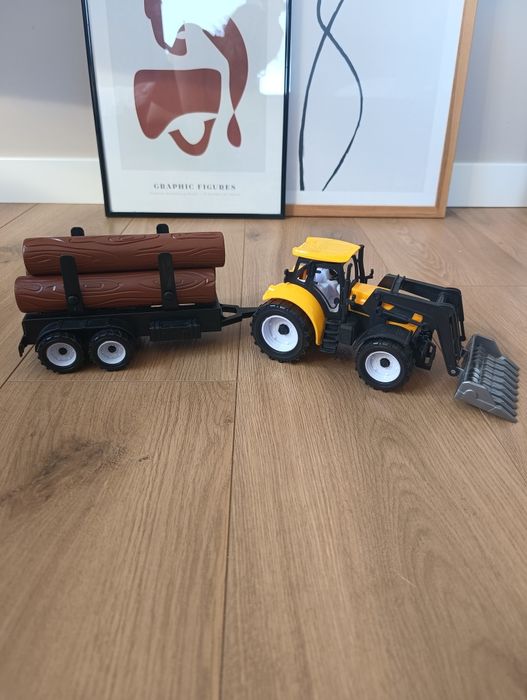 Traktor z przyczepą z drewnem