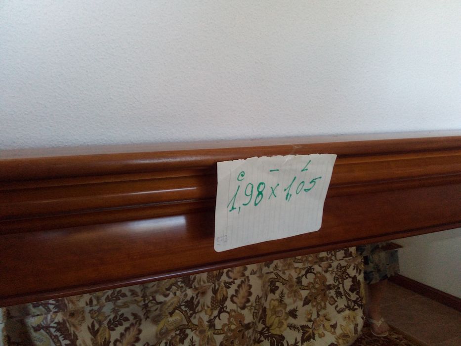 Espelho com moldura de madeira