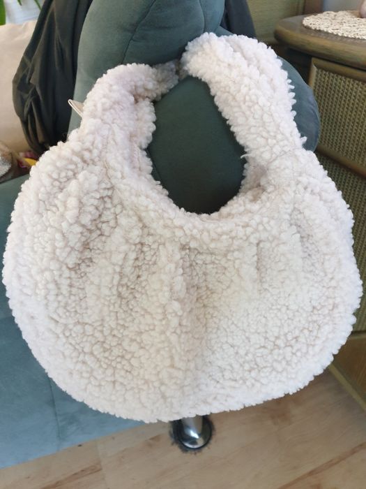 Torebka kremowa ze sztucznego baranka Reserved