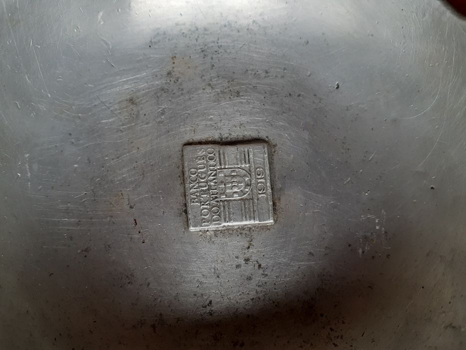 Cinzeiro em estanho . " Banco Português do Atlântico "