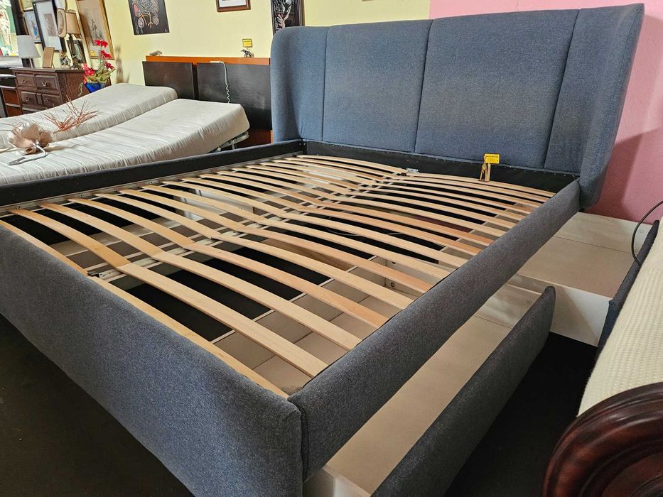 Grande cama com 4 gavetas - Muito bom estado geral à excepção do interior das gavetas