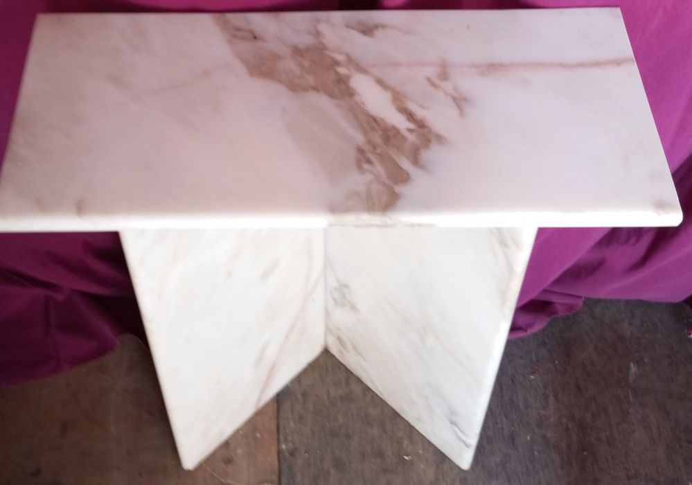Mesa pequena de mármore