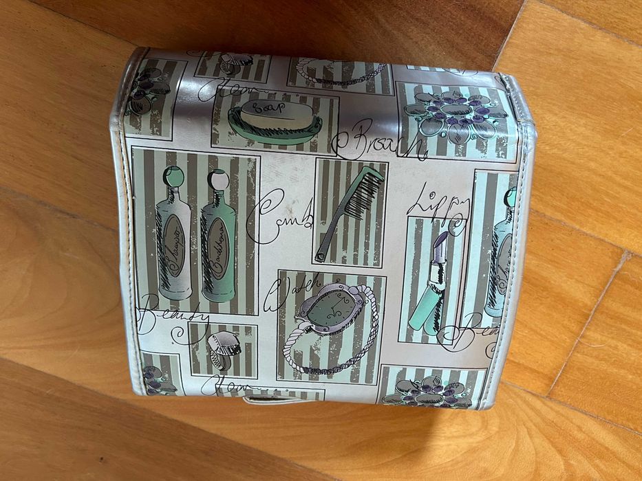 Bolsa cabide com vários compartimentos: