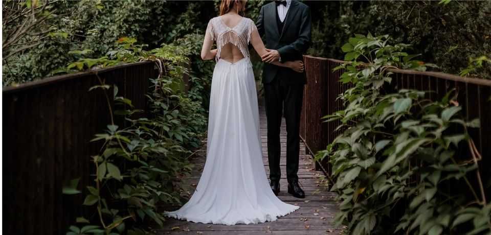 Suknia ślubna z trenem boho frędzle