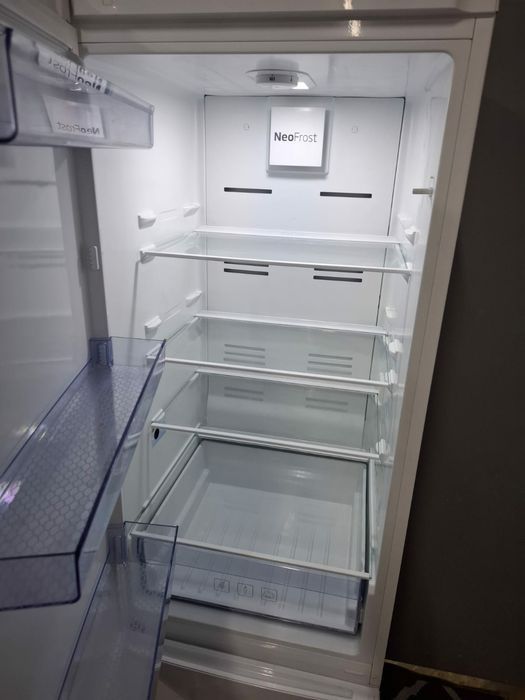 Продам двокамерний холодильник Beko RCNA305K20W у відмінному стані, повністю справний та готовий до використання.