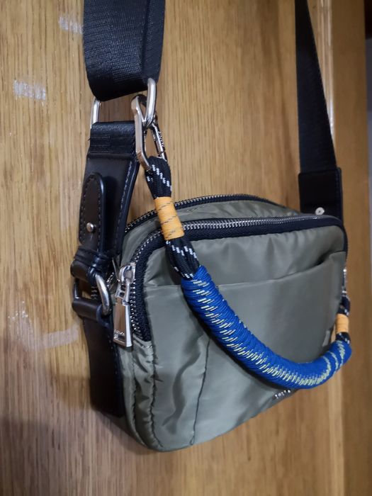 Mala de mulher. Parfois. Como nova.  Cordão azul removível.